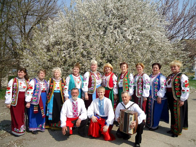 Учасники місцевого фольклорного колективу